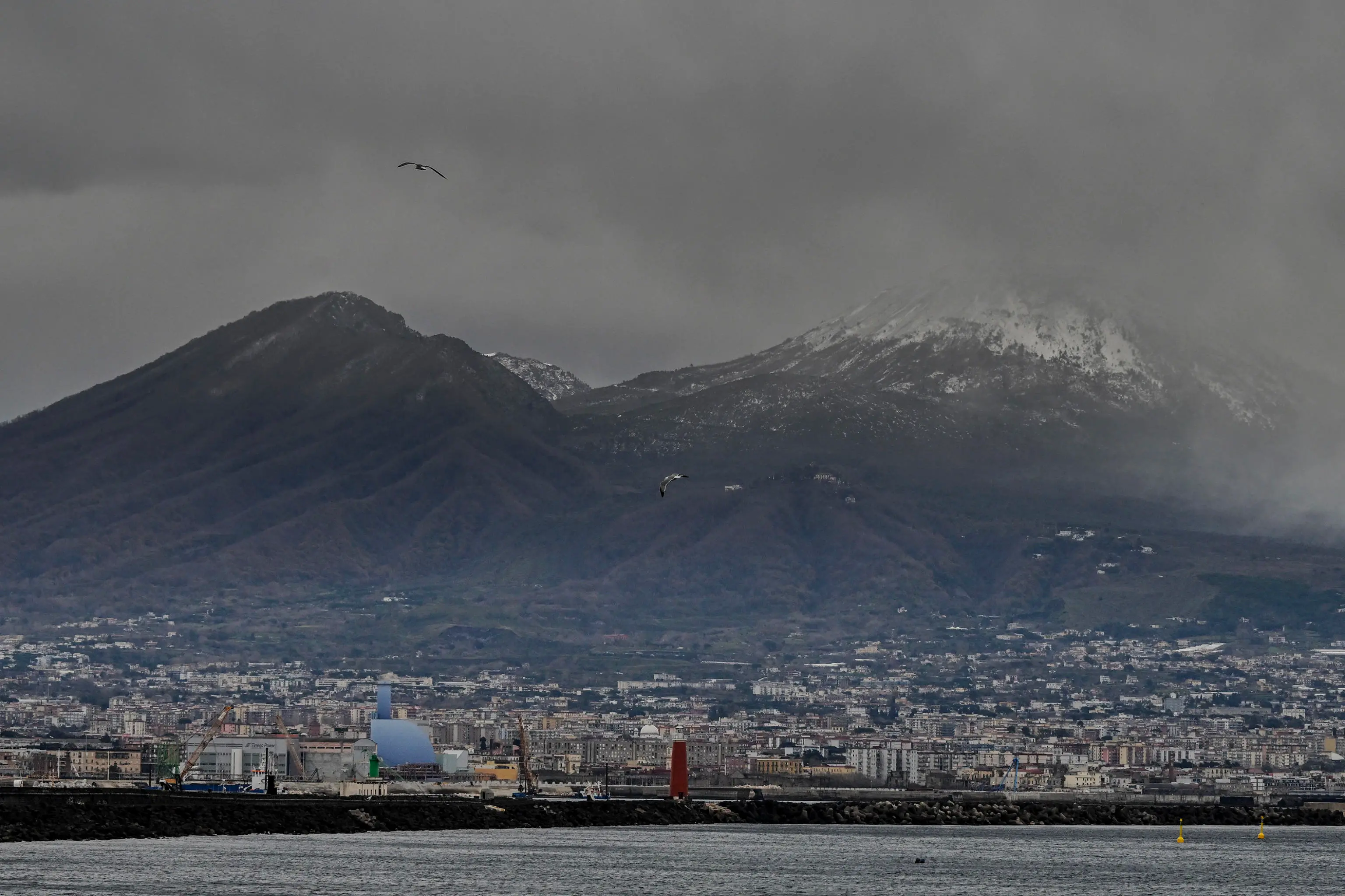 Il Sud si risveglia imbiancato: neve a Potenza e sul Sannio. Spettacolo sul Vesuvio