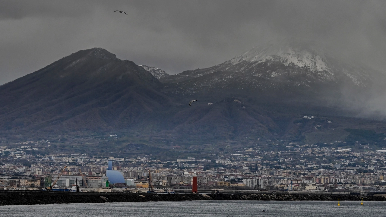 Maltempo: Vesuvio imbiancato, prima neve del 2025 sul vulcano