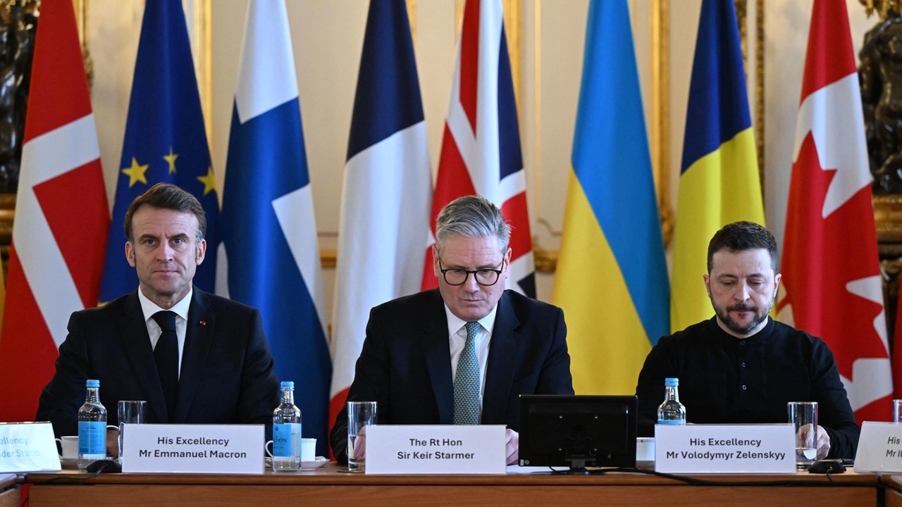 Emmanuel Macron, Keir Starmer e Volodymyr Zelensky (Afp)