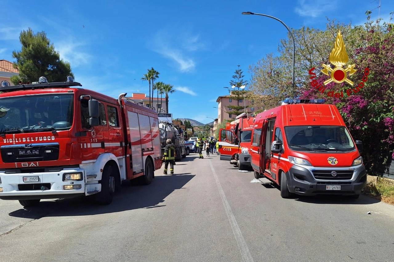 I vigili del fuoco sul posto, a Casteldaccia (Ansa)