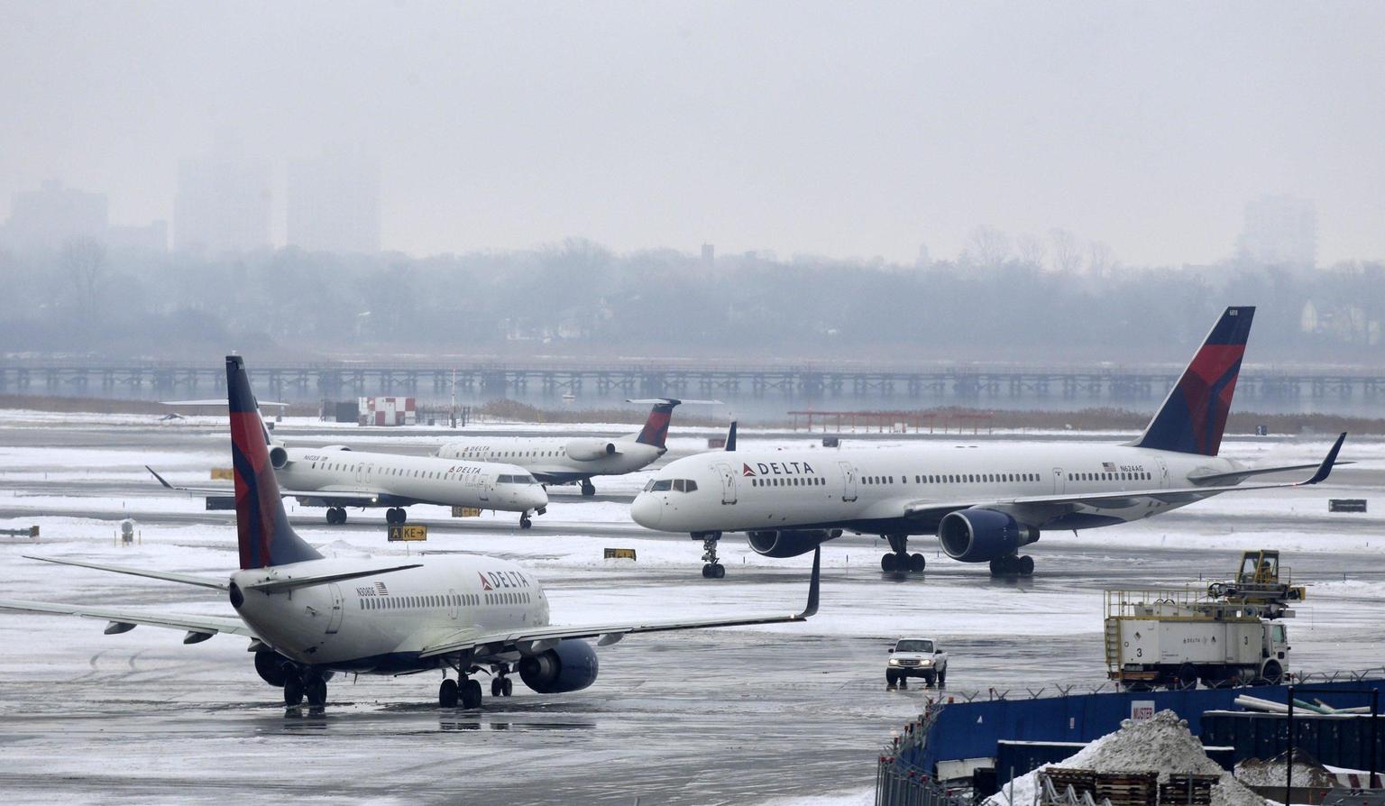 Incidente aereo a Toronto: 15 feriti, indagini in corso sul volo Delta 4819