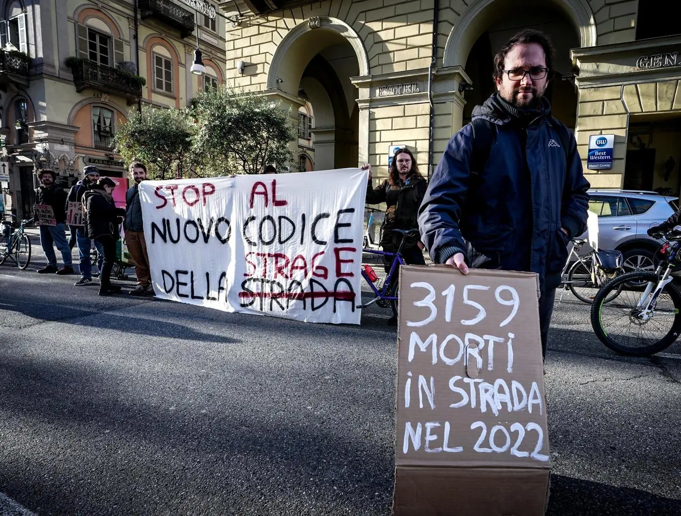 Nuovo codice della strada. Cellulari, tolleranza zero. Stretta sui monopattini