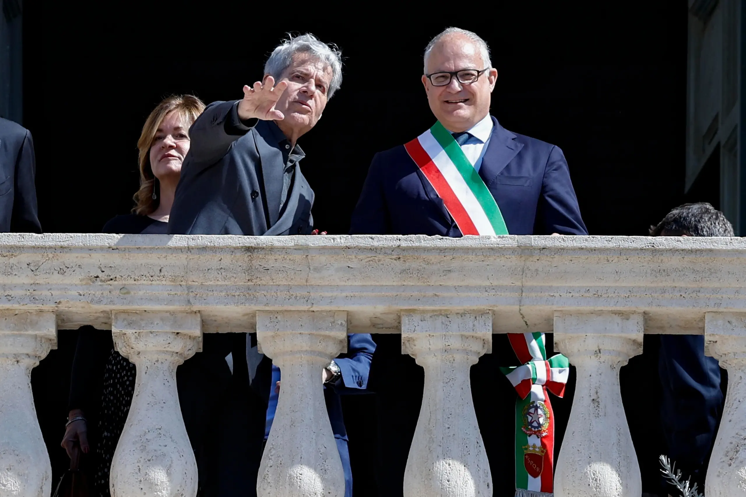 Claudio Baglioni premiato a Roma, il sindaco Gualtieri lo accompagna con la chitarra: il video