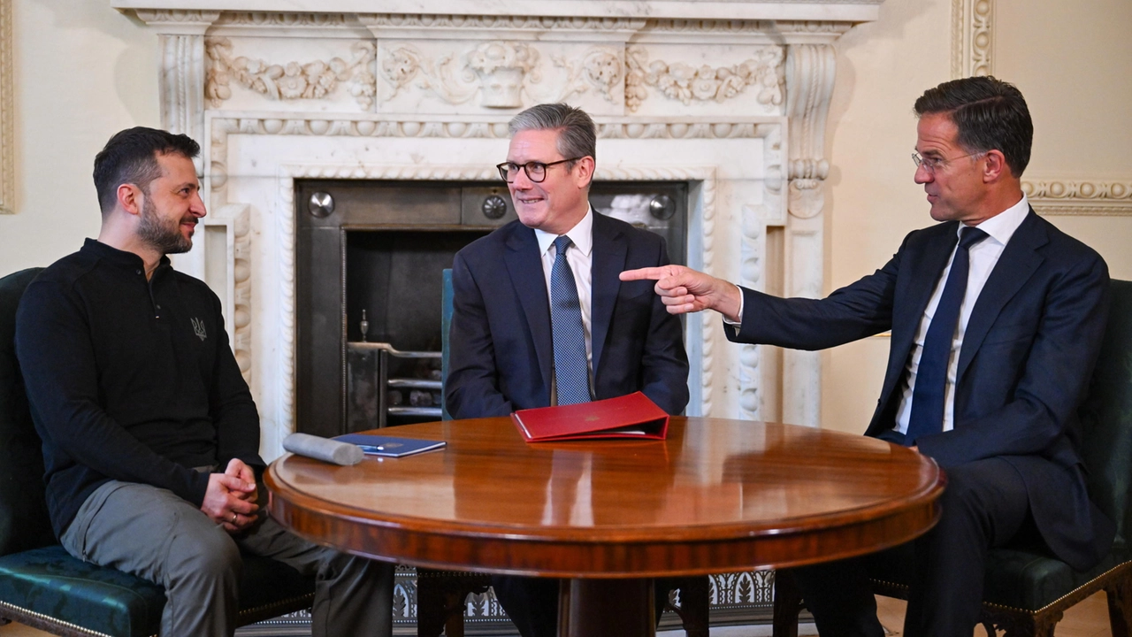 Volodymyr Zelensky con Keir Starmer, e Mark Rutte (foto Ansa)