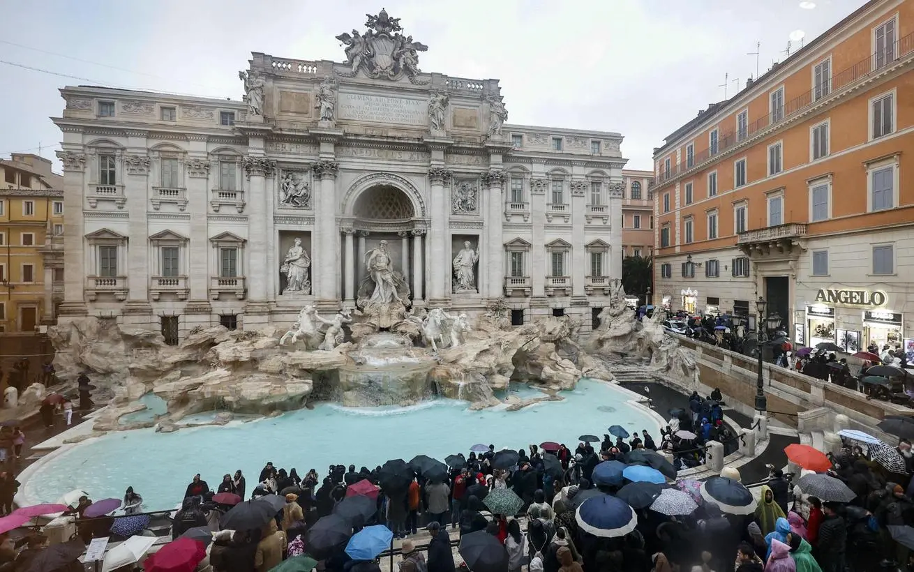 La Fontana di Trevi riapre dopo tre mesi. Visita in 400 alla volta