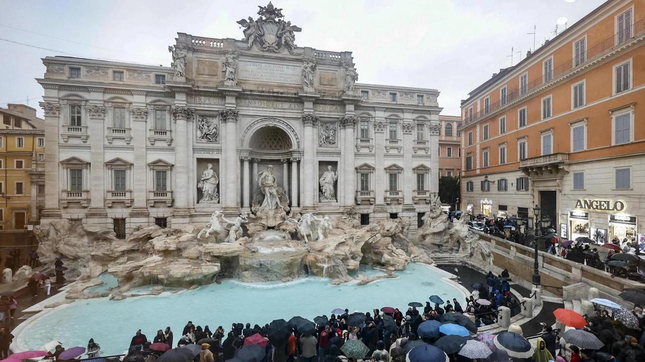 L’acqua inizia a scrosciare dalle vasche laterali, poi il gorgoglìo risale ai piedi del colossale Nettuno in marmo, mai così...