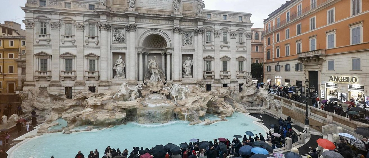 La Fontana di Trevi riapre dopo tre mesi. Visita in 400 alla volta