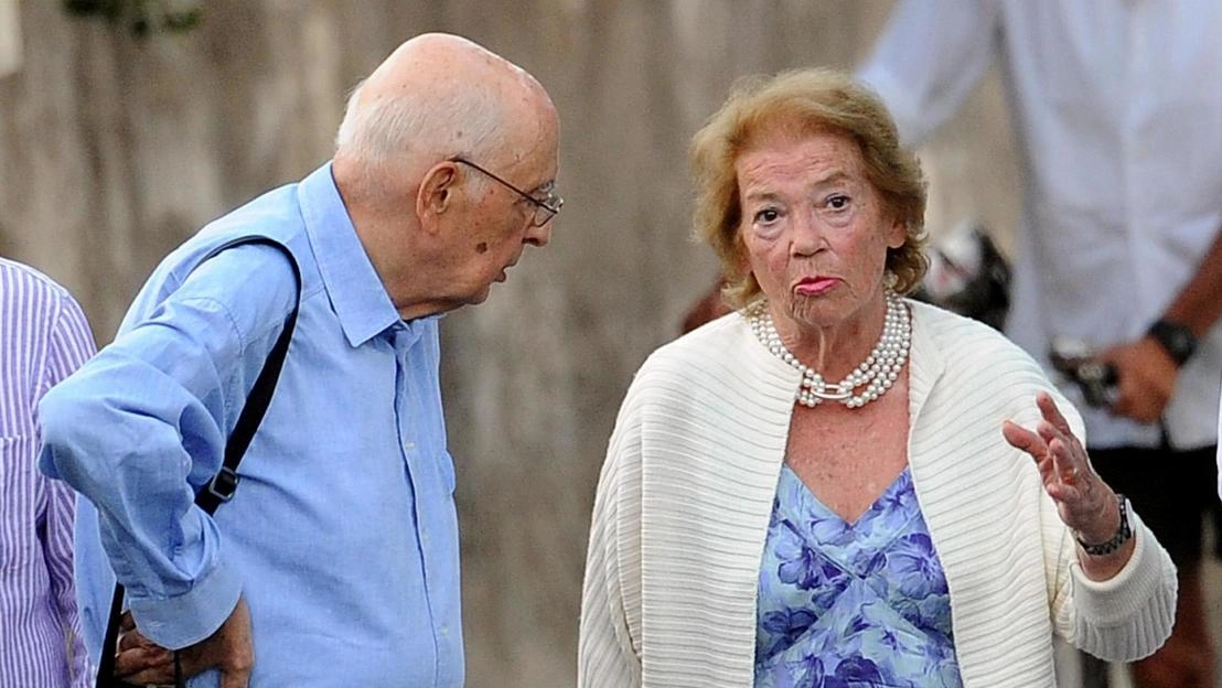 Il presidente della Repubblica Giorgio Napolitano con la moglie Clio, mentre passeggia per le stradine di Stromboli