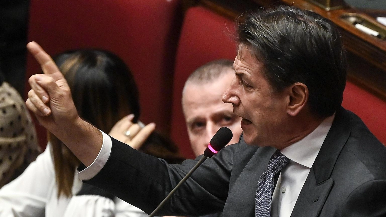 Deputati e senatori del M5S, con Giuseppe Conte, al dibattito sull'Ucraina e difesa europea: No al ReArm EU.