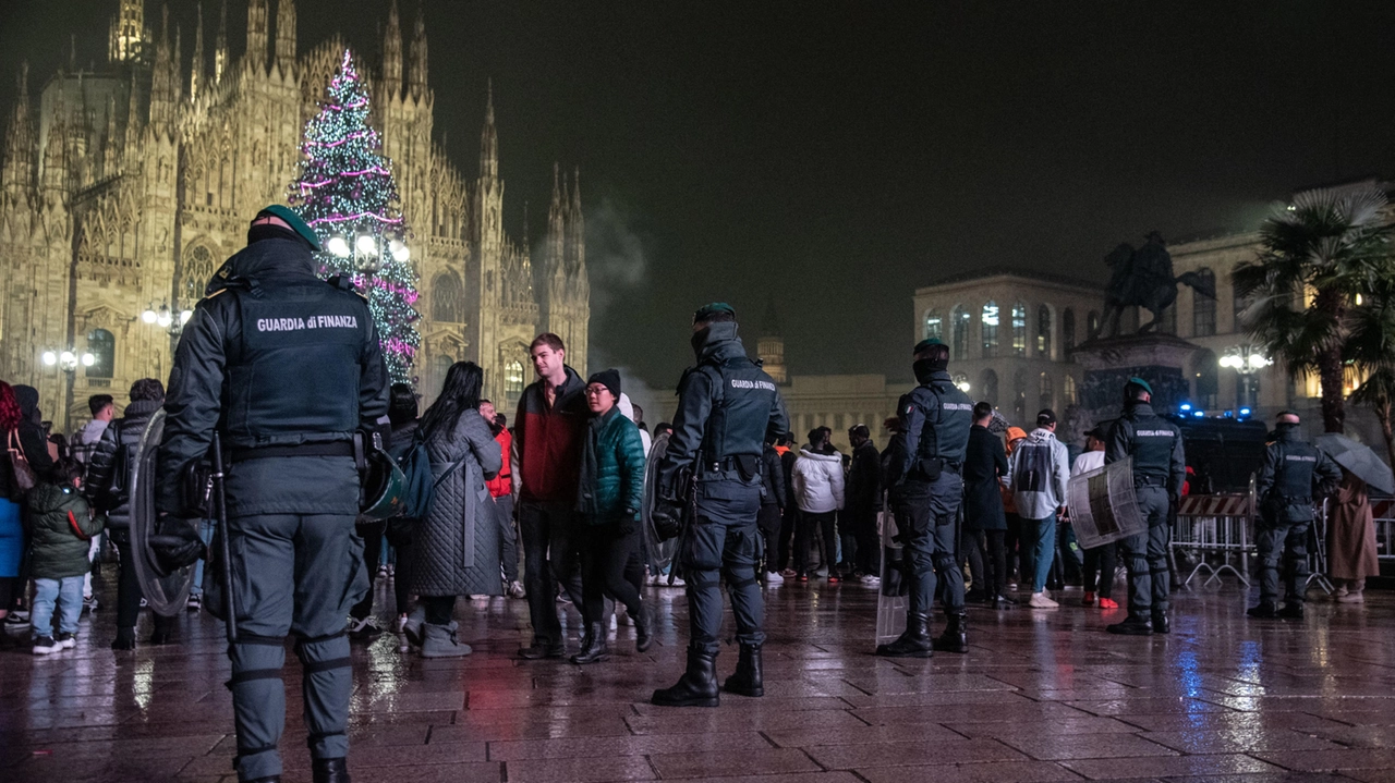 Polizia in piazza Duomo nella notte di Capodanno