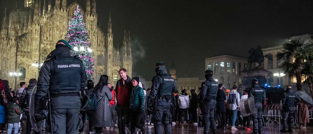 Milano, la ragazza belga conferma le violenze di Capodanno: “Circondati da 30-40 uomini, la polizia non poteva vederci”