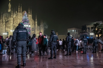 Milano, la ragazza belga conferma le violenze di Capodanno: “Circondati da 30-40 uomini, la polizia non poteva vederci”