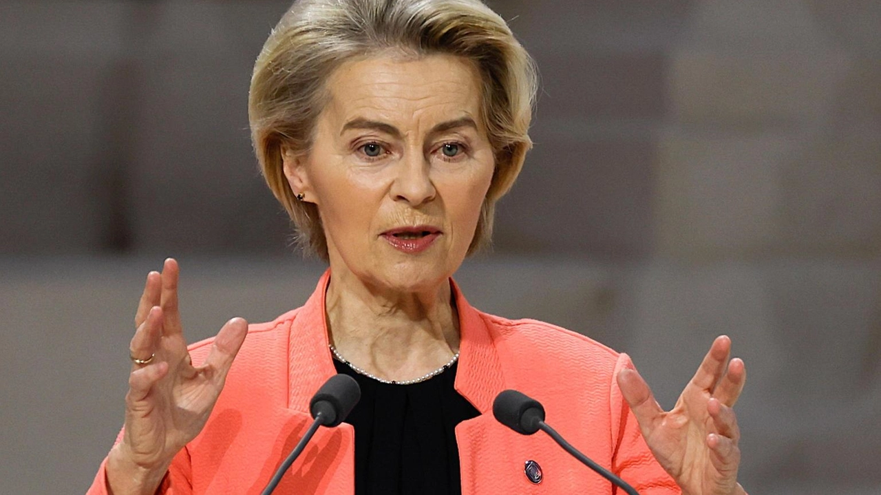 Ursula von der Leyen annuncia contromisure proporzionate contro le tariffe USA, sottolineando l'impatto negativo dei dazi su inflazione e catene di approvvigionamento.