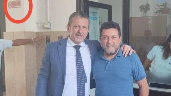 La foto di Andrea Delmastro nel carcere di Brindisi ha scatenato le polemiche: il sottosegretario fuma dove non si potrebbe