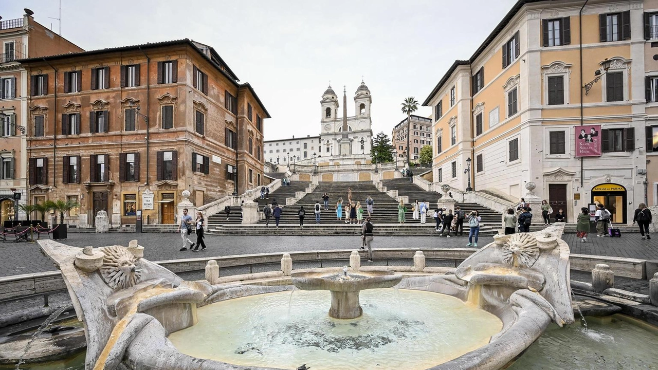 La Questura implementa un piano sicurezza per la partita Roma-Eintracht con barriere e controlli a Piazza di Spagna.