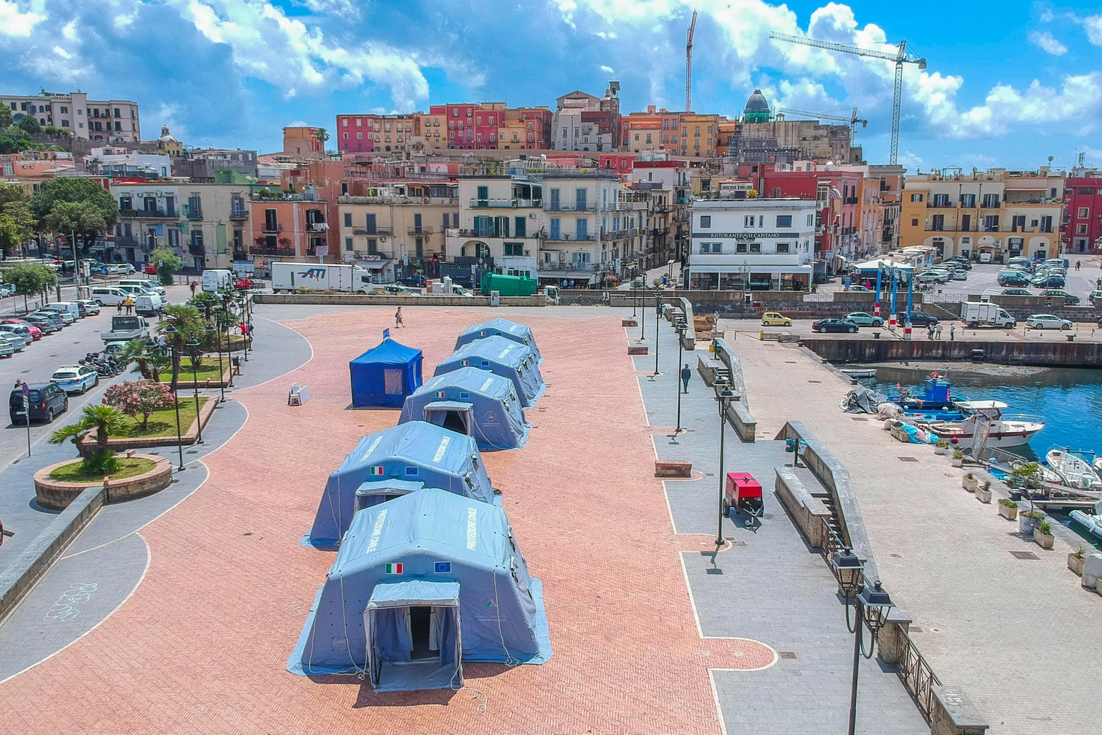 Alcune delle tende allestite dalla Protezione Civile al porto di Pozzuoli (Ansa)