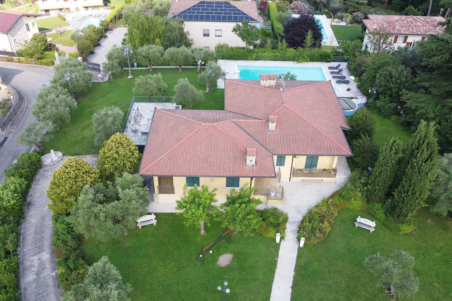 La villa della famiglia Bozzoli a Soiano, sulla sponda bresciana del Garda
