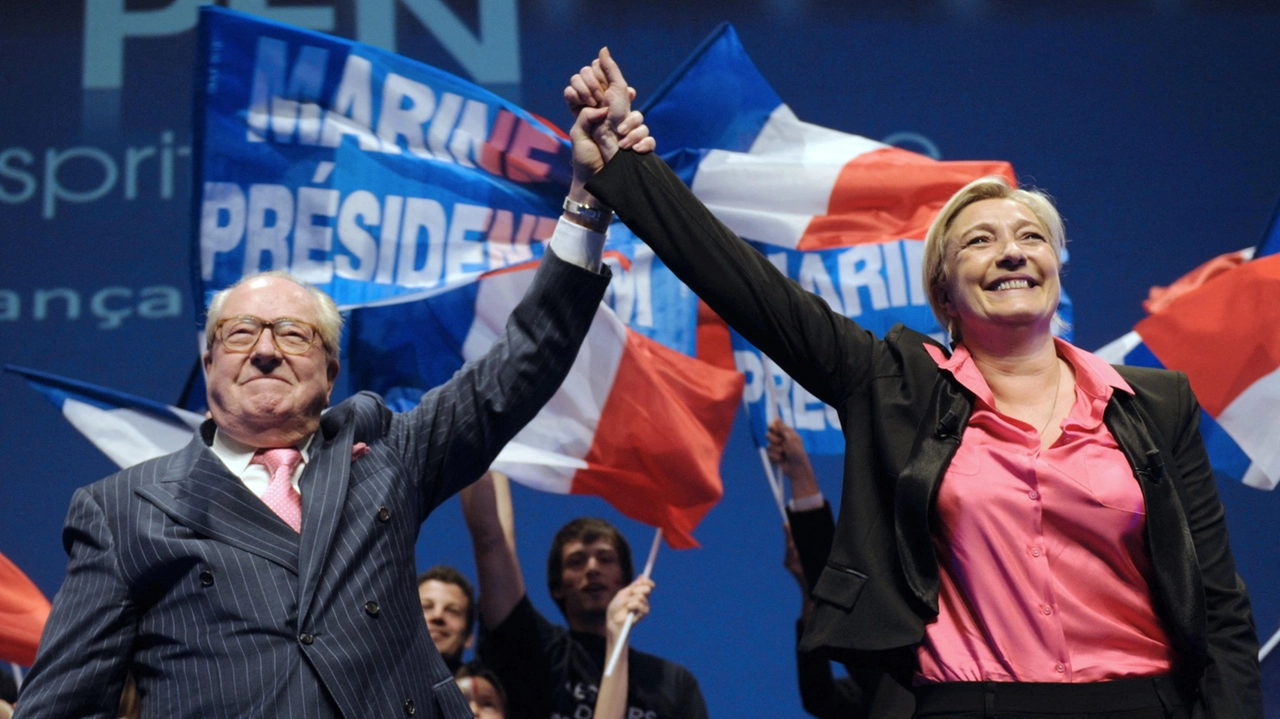 Jean-Marie Le Pen festeggia l'elezione della figlia Marine alla guida del Front National nel 2012. Da lì a poco i due avranno forti contrasti politici