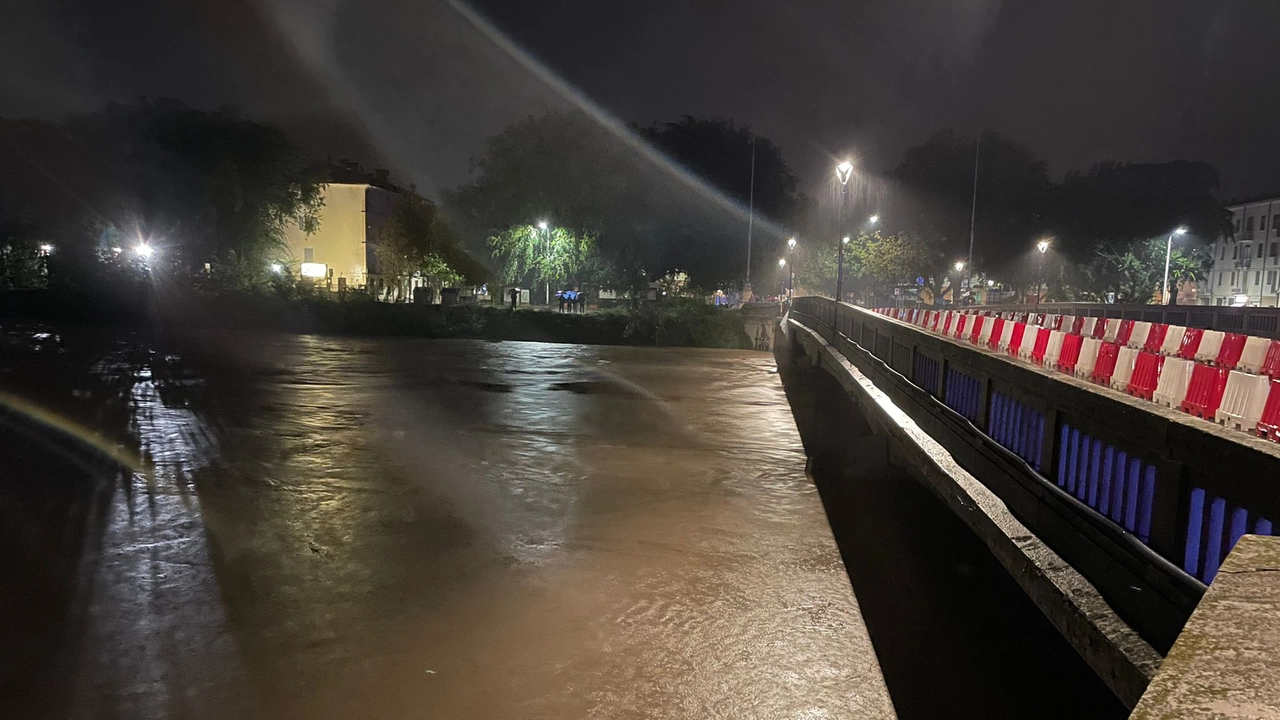 Il Lamone si ingrossa sotto al ponte delle Grazie a Faenza