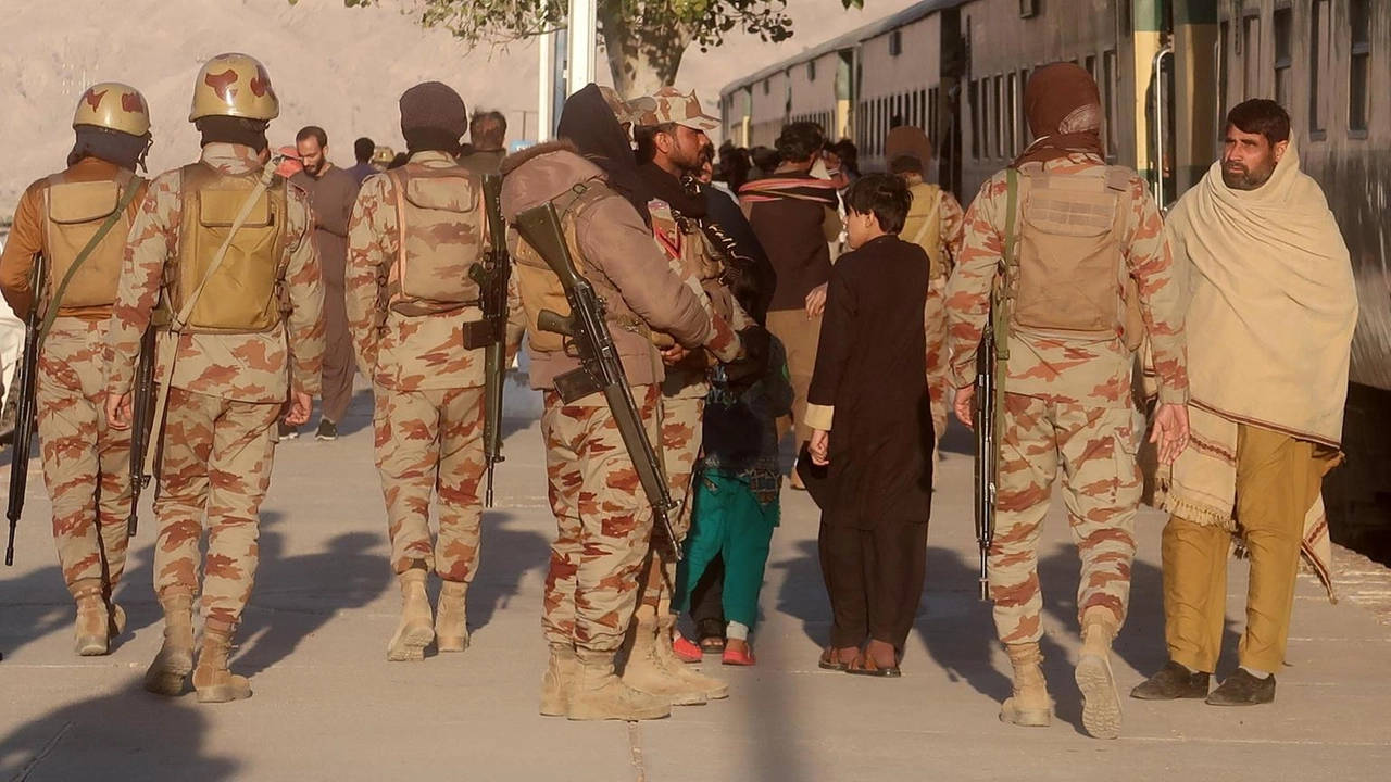 Il treno Jaffar Express è stato attaccato nel Balochistan: separatisti minacciano di uccidere ostaggi se il bombardamento continua.