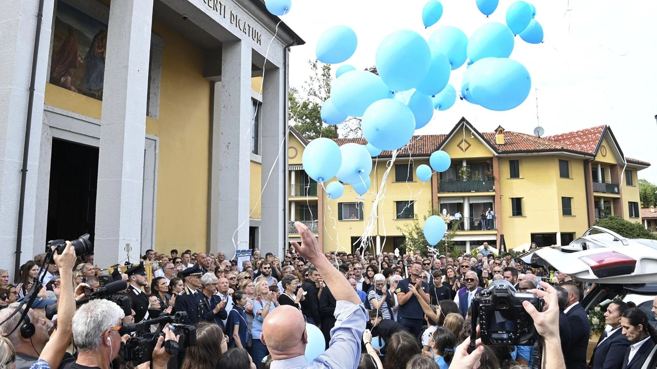 Silenzio, lacrime, palloncini colorati e una dolorosa riflessione, con in sottofondo la musica di Ennio Morricone, hanno accompagnato l’ultimo saluto...