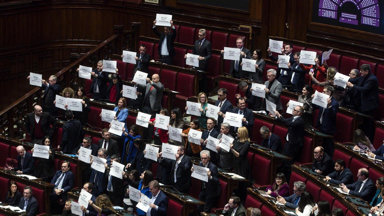 Schlein accusa Meloni di nascondersi dietro i ministri, attaccando i magistrati per coprire le scelte politiche.