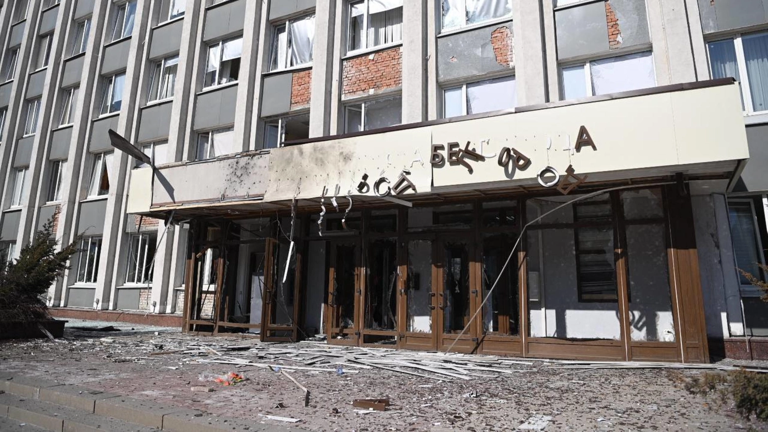 I danni al municipio di Belgorod, colpito oggi dai droni ucraini (Ansa)