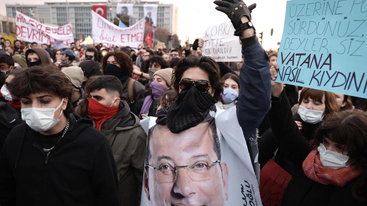 La Turchia sotto accusa per gli arresti del sindaco Imamoglu e manifestanti. L'Ue chiede il rispetto dei valori democratici.