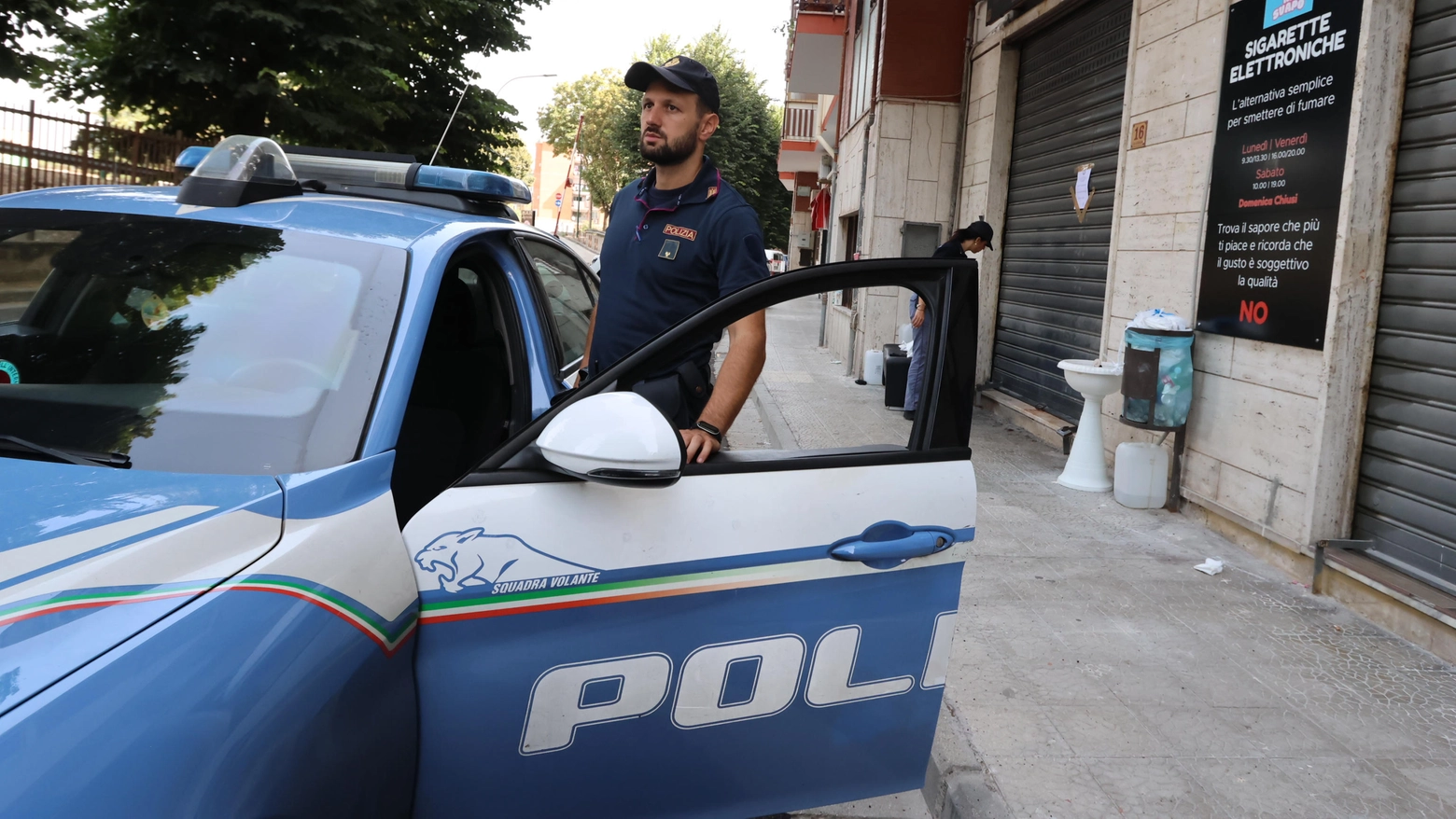 La polizia presidia il luogo di via Ghisleri, dove ieri notte è avvenuto un omicidio.