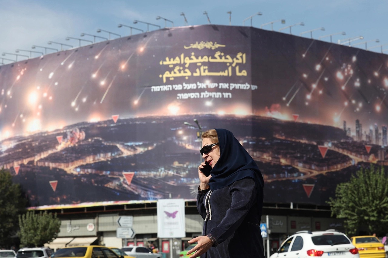 Una donna a passeggio per le strade di Teheran