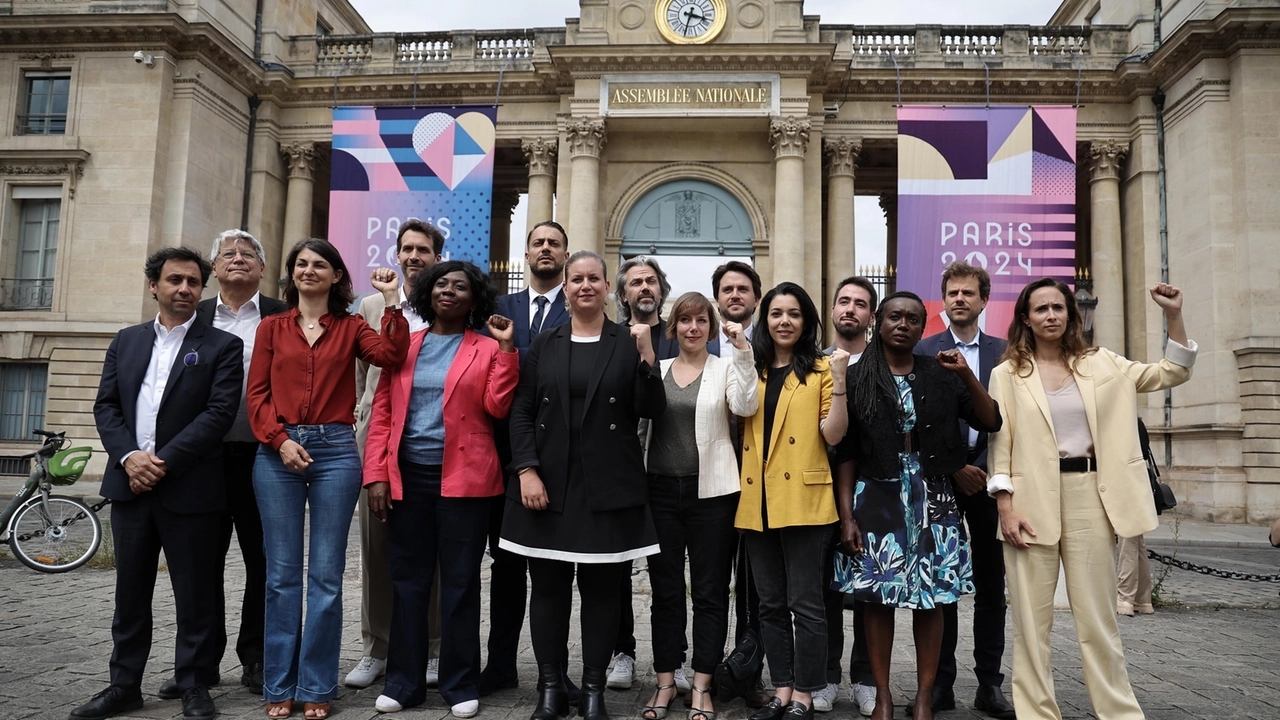 Parigi, i neo eletti di France Insoumise davanti all'Assemblea Nazionale (Ansa)