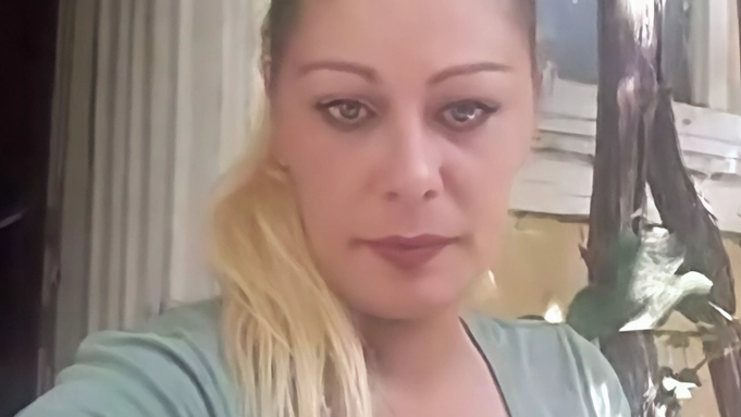 A Viadana, Mantova, il cadavere di Maria Campai, 42 anni, è stato ritrovato dopo essere stata uccisa da un ragazzo di 17 anni conosciuto online. L'uomo l'avrebbe uccisa dopo un incontro intimo, causandole ferite gravissime alla testa.