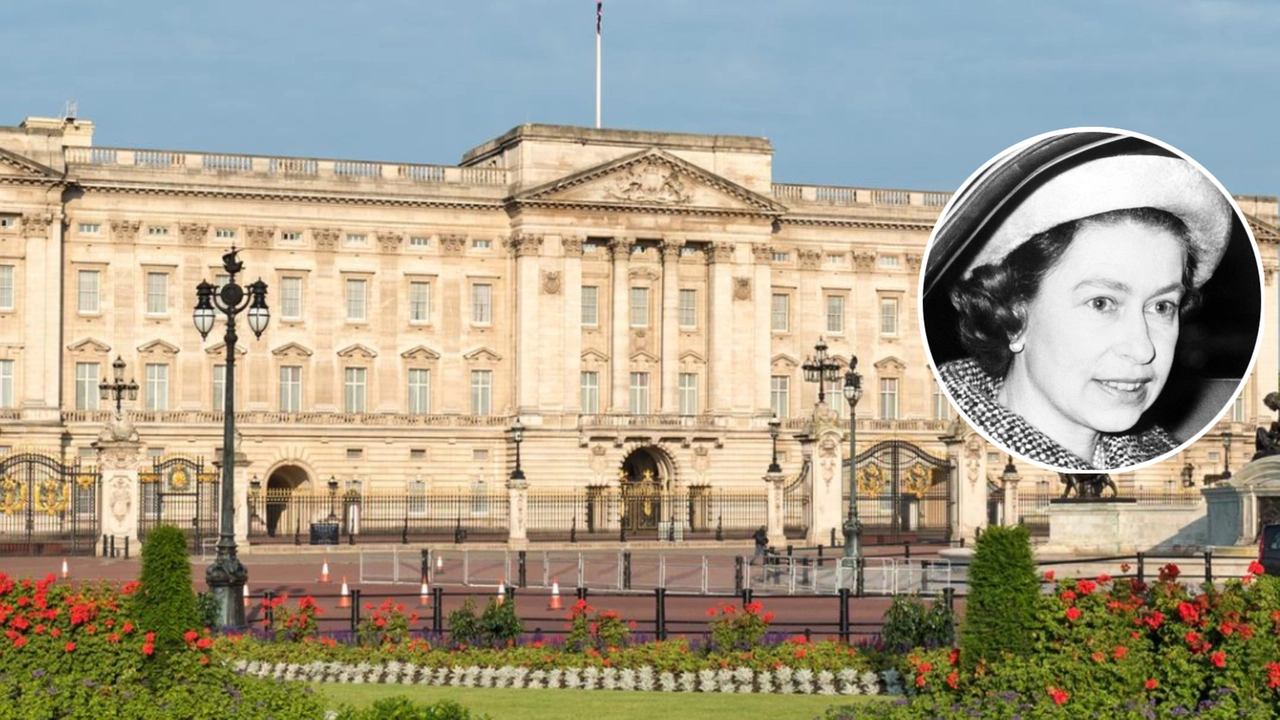 Buckingham Palace e una foto di Elisabetta II negli anni Settanta (Getty)