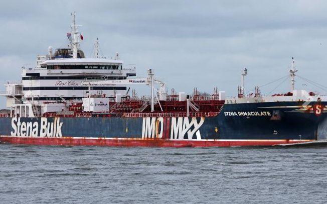 La petroliera MV Stena Immaculate in fiamme al largo della Gran Bretagna