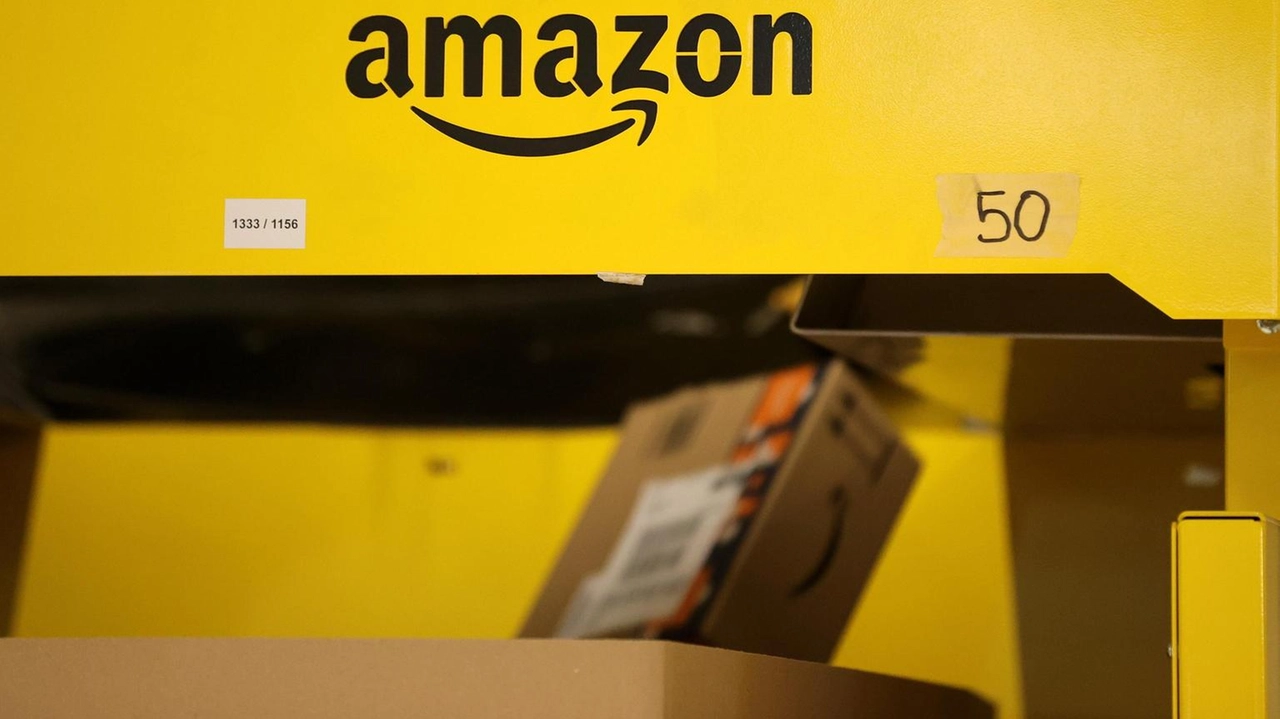 Amazon rinvia l'obbligo di lavoro in ufficio a causa della carenza di spazio, interessando città come Dallas, Atlanta e Houston.