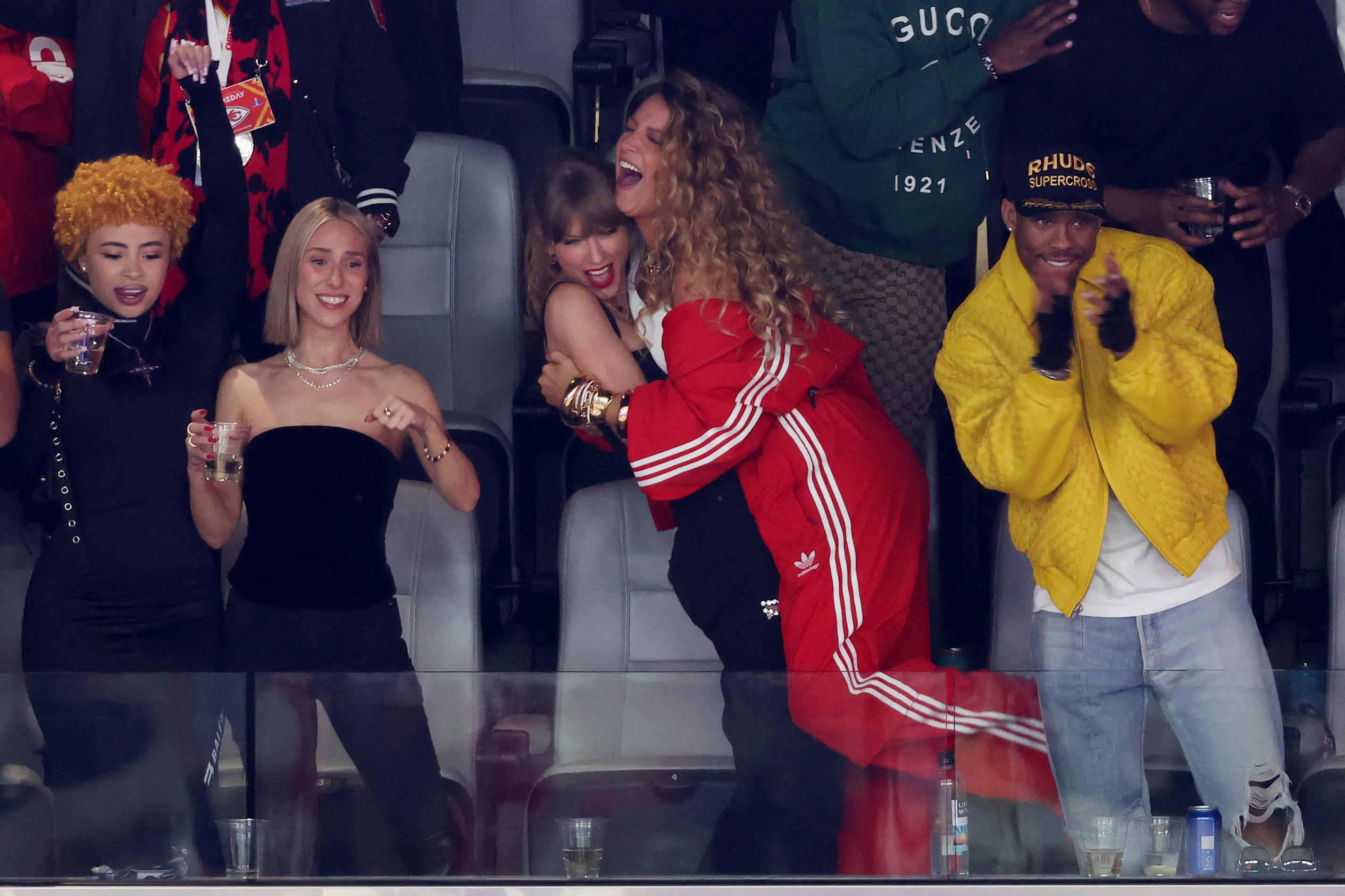 Taylor Swift e Blake Lively, amicizia finita. La popstar espelle l’attrice dal suo palco al Super Bowl