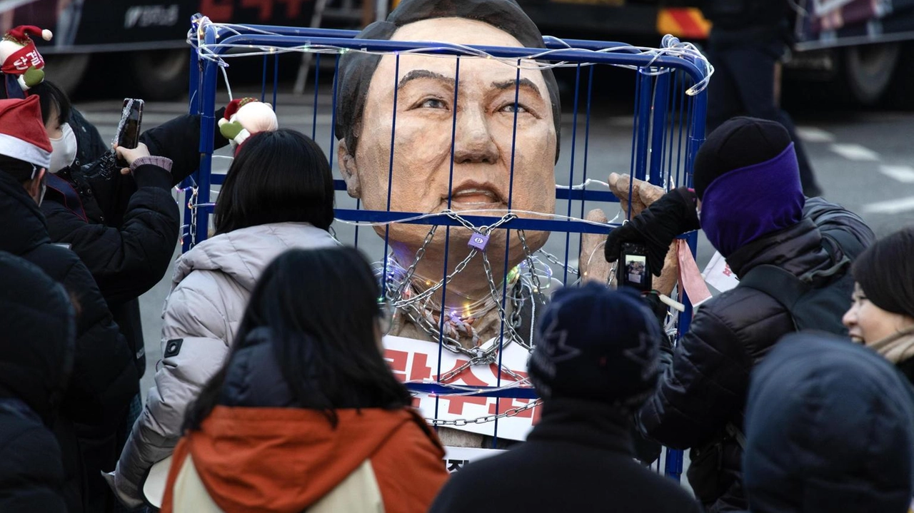 Il presidente deposto della Corea del Sud non parteciperà all'udienza del 14 gennaio, mentre gli inquirenti preparano un nuovo arresto.