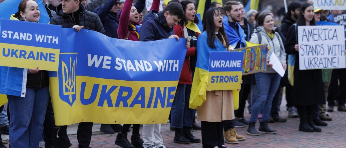 Proteste filo-ucraine negli Stati Uniti dopo incontro Trump-Zelensky alla Casa Bianca