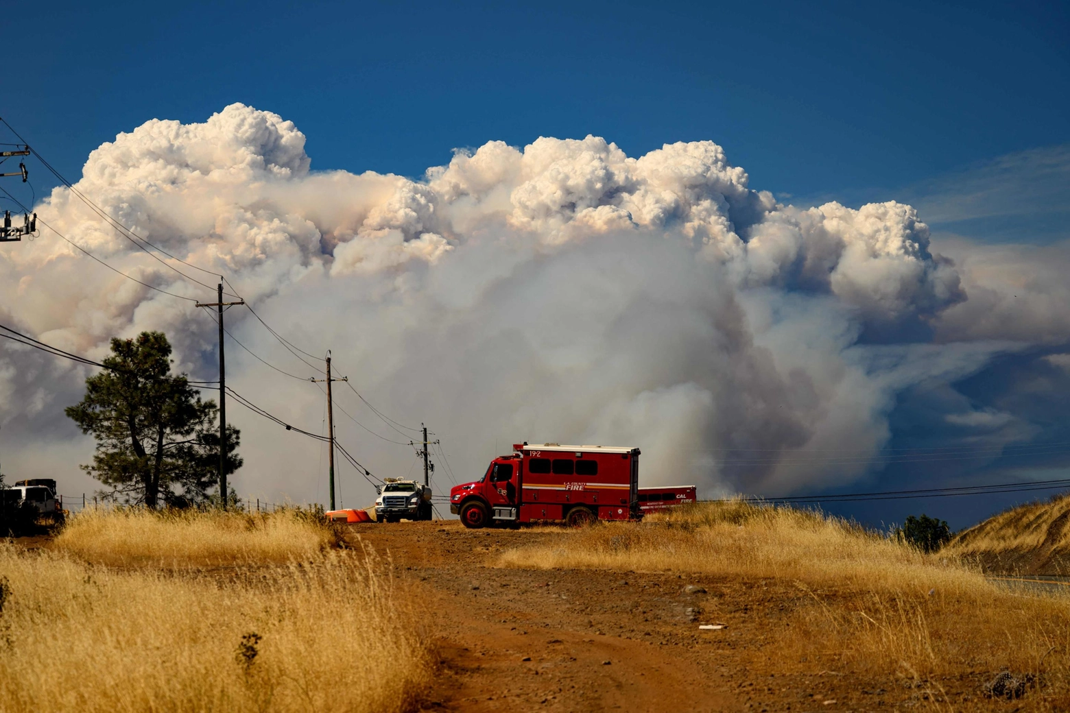 La nuvola di fumo visibile a km di distanza dall'incendio in California