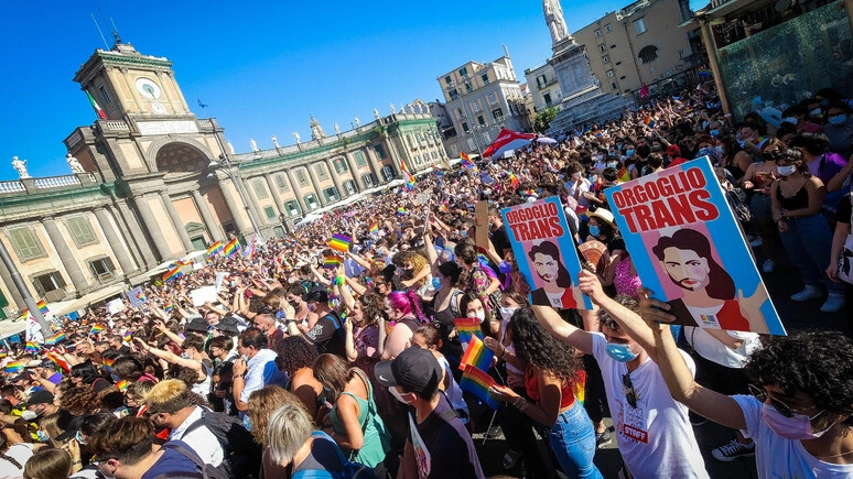 Una panoramica del Napoli Pride 2024 (Ansa)