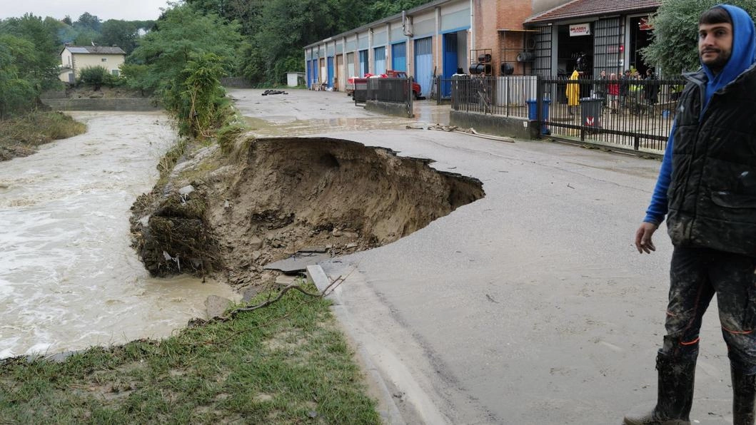 Forlì, nel ’paese delle mille frane’ (quelle del maggio 2023) sono arrivate le autobotti per rifornire le famiglie. L’area artigianale gravemente colpita dagli allagamenti. "Zero lavori, i politici qui fanno solo passerelle".