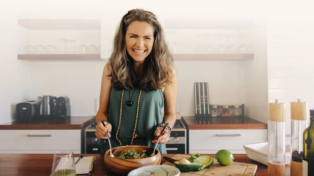 Una dieta con poca carne e molta verdura a km zero, sonno, esercizio fisico, rilassamento, e aggiunta di probiotici e fitonutrienti. Mangiare in modo sano è una delle basi per l’attivazione dei geni buoni