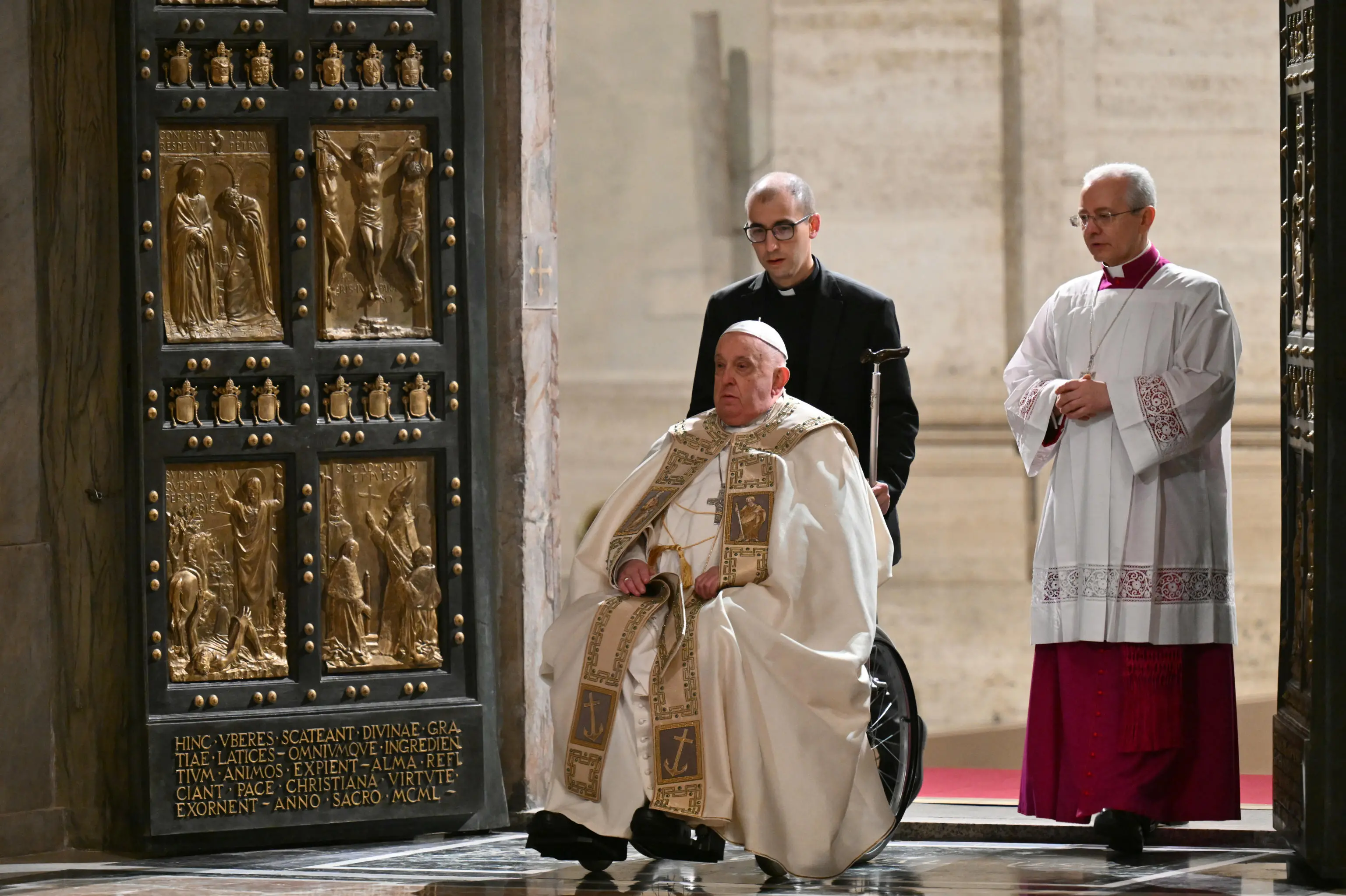 Giubileo 2025, Papa Francesco ha aperto la Porta Santa: “La via della speranza non delude”