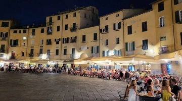 Lucca: le mura in fiore, la Puccini Experience e il Summer Festival della città-spettacolo