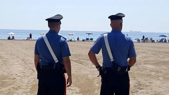 Carabinieri in spiaggia (foto di repertorio)