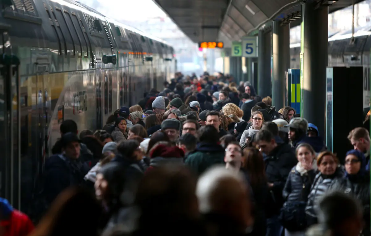 Sciopero Trenord di oggi 5 febbraio, centinaia di treni cancellati: circolazione paralizzata a Milano e in Lombardia