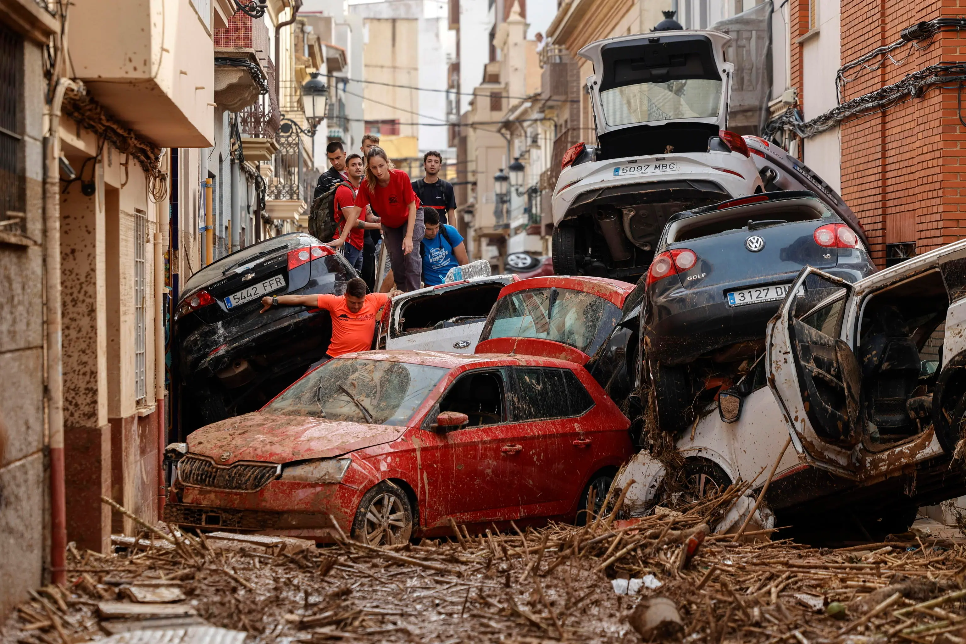 Alluvione a Valencia: più di 200 morti. “Ci sono zone senza cibo e senz’acqua”. Cancellata MotoGp del 17 novembre