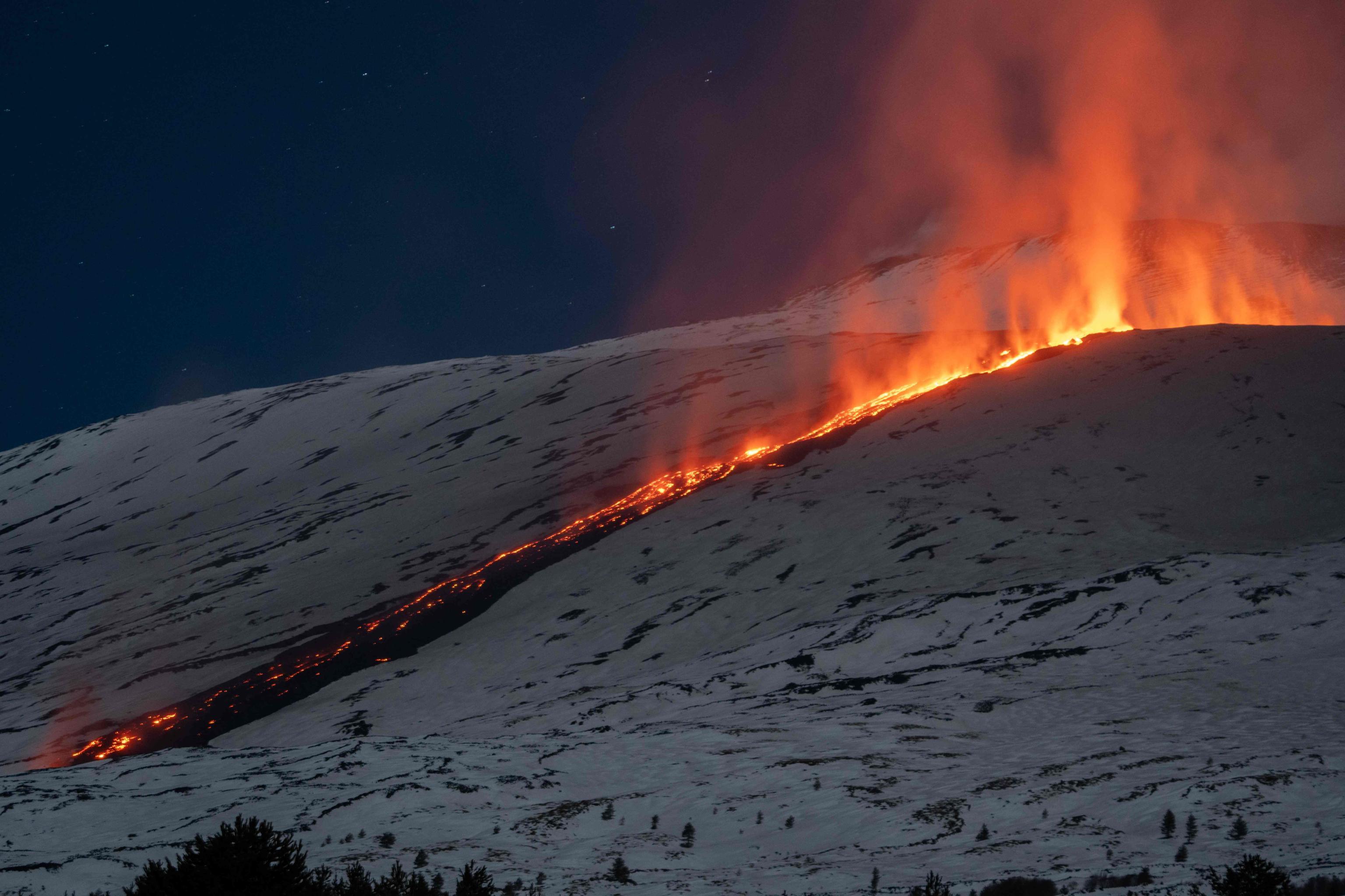 Etna in intensa attività esplosiva. Ingv emette Vona: chiusi alcuni settori del’aeroporto di Catania per la nuvola di cenere