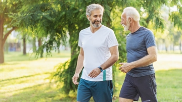 Camminata veloce e un buon sonno riducono il rischio di Alzheimer: ecco perché