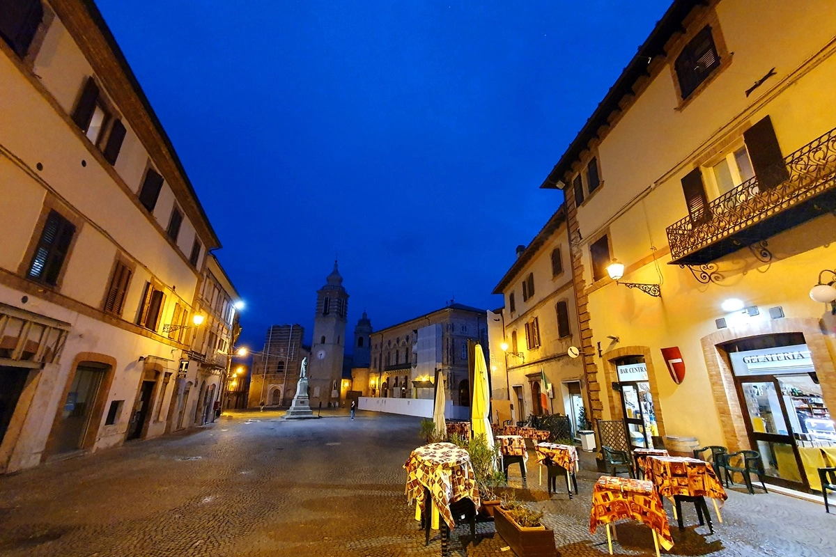 Piazza Alberico Gentili di sera